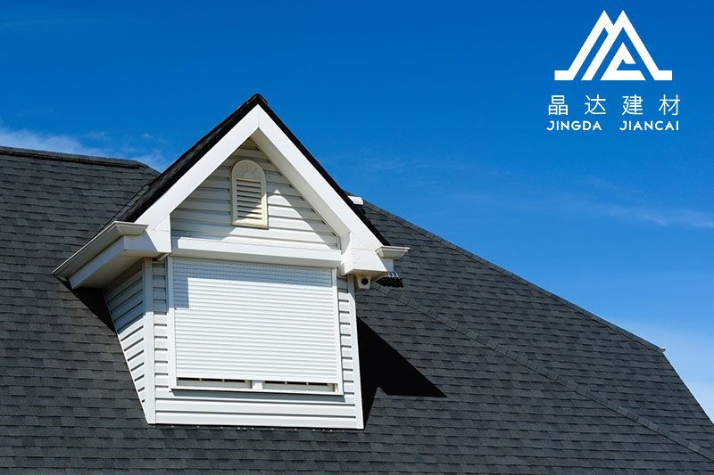 【彩色油氈瓦】挑選晶達裝飾建材優(yōu)點在哪兒？【彩色油氈瓦平屋面】的優(yōu)勢反映在哪一方面？